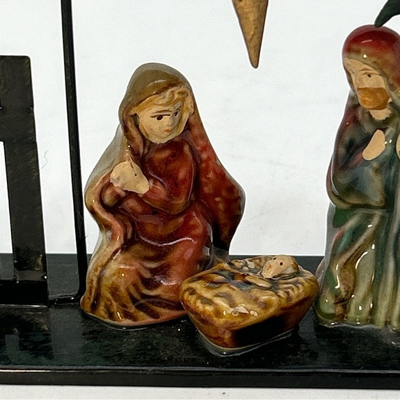 Vtg 5x4x1.5” Metal Nativity w/ Ceramic Joseph, Mary & Baby Jesus Manger … - Picture 4 of 14